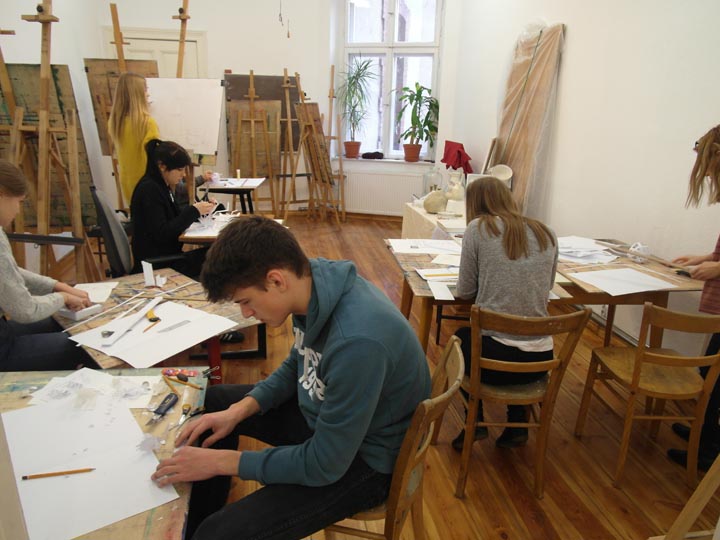 Bydgoszcz, Rysownia nauka podstaw projektowania graficznego, rysunku aksonometrycznego, rysowania perspektywy zbieżnej, rozwiązywania zadań egzaminacyjnych dla kandydatów na studia