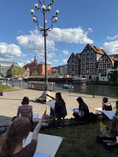 Bydgoszcz - rysownia - praca uczniów na plenerze rysunkowo malarskim