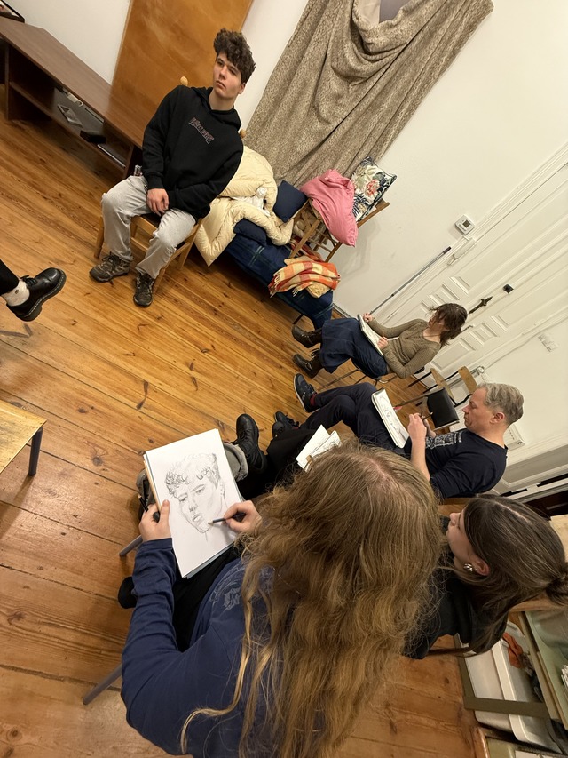 Rysownia - Szkoła rysunku - Bydgoszcz - przygotowanie do egzaminu na architekturę - rysunki architektoniczne wykonane przez młodzież na balkonu szkoły w Bydgoszczy widok na ulicę Dworcową 